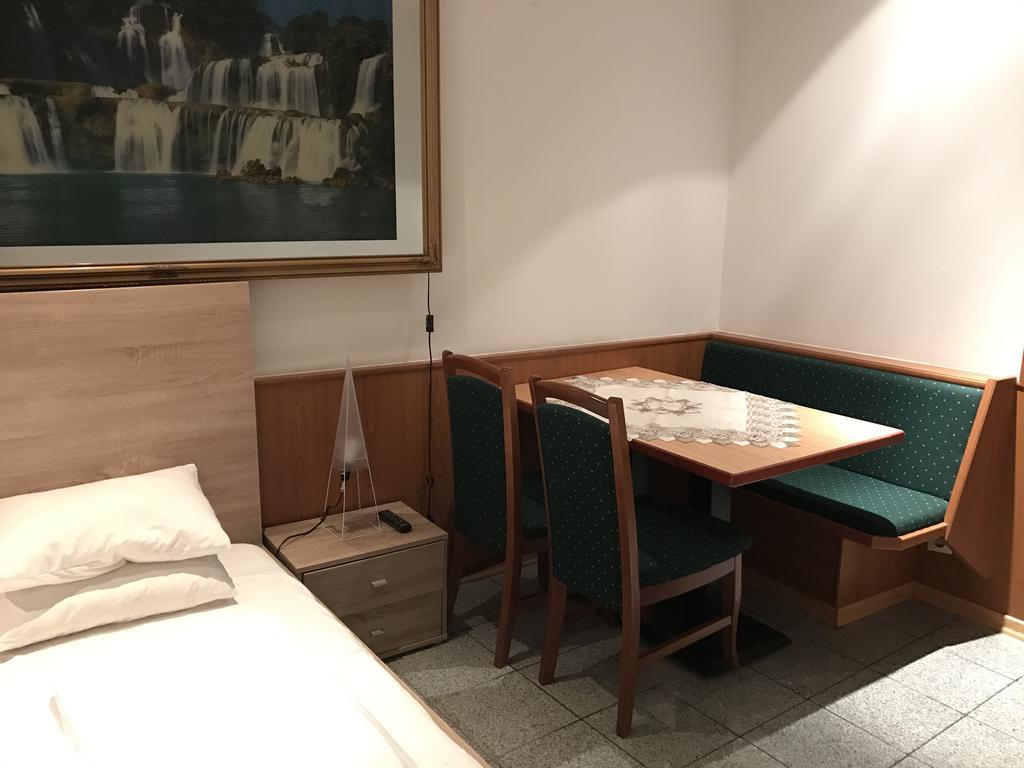 Cafe 168 Bed & Breakfast Wina Bagian luar foto